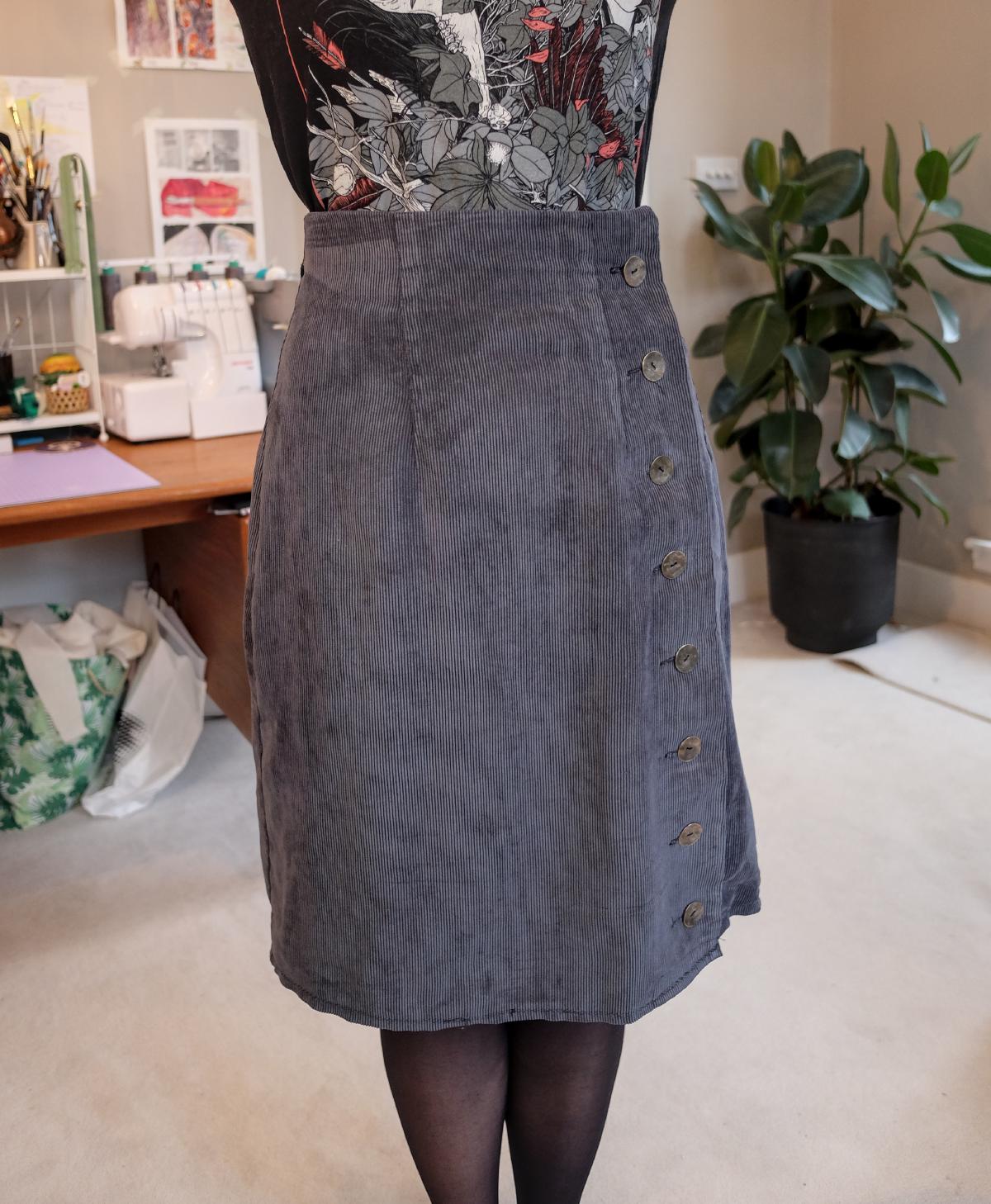 The long darts really did a wonderful job to create this flattering high waisted silhouette.